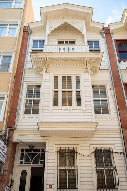 Alfa Mind'ın bulunduğu, Bakırköy Huban Sokak'taki beyaz cepheli, cumbalı tarihi ahşap ev